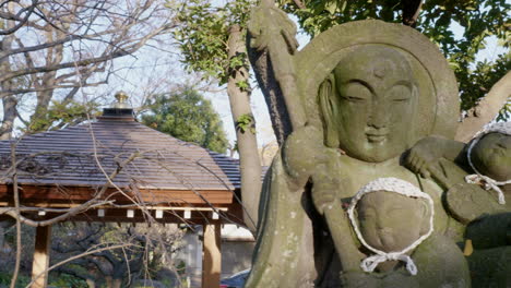 Los-Jizo,-Como-Se-Les-Llama,-Están-Hechos-A-Imagen-De-Jizo-Bosatsu,-Deidad-Guardiana-De-Los-Niños-Y-Los-Viajeros.