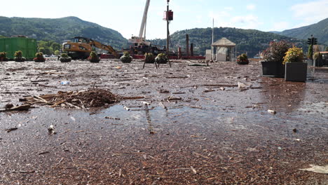 Como,-Italia---5-De-Agosto-De-2021---Limpieza-De-Excavadoras---El-Lago-Como-Se-Desborda-Hacia-El-Centro-De-La-Ciudad-Debido-A-Las-Fuertes-Lluvias-Que-Han-Azotado-La-Zona-Estos-Días