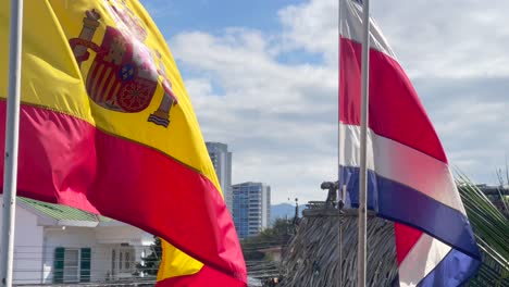Spanische-Und-Costa-ricanische-Flaggen-Flattern-In-Zeitlupe