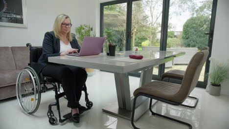 Frau-Im-Rollstuhl-Im-Home-Office,-Kamerabewegung-Von-Links-Nach-Rechts