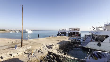 Hafen-Mit-Booten-In-Hurghada,-Ägypten---Weitwinkelaufnahme