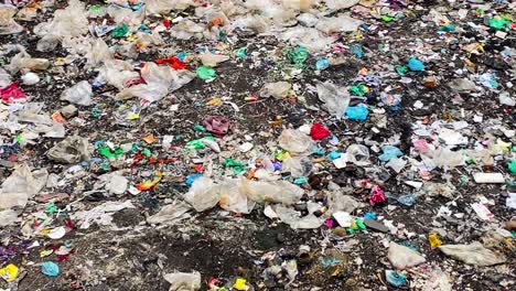 Nicht-Wiederverwertbare-Plastikmülldeponie-Verschmutzte-Böden-Südostasien-Umwelt