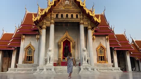 Chica-Rubia-Caucásica-Caminando-Hacia-El-Templo-Tailandés-Wat-Benchamabophit