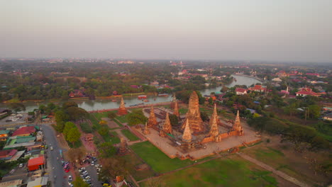 Templo-Budista-Wat-Chaiwatthanaram-En-Ayutthaya-Al-Atardecer