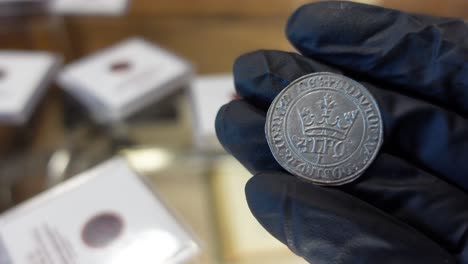 Coleccionista-Examinando-Monedas-De-Plata-Portuguesas-De-La-época-Medieval.