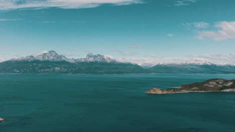 Tranquil-Scenery-Of-Mountains-And-Ocean-In-Tierra-del-Fuego,-Argentina,-Patagonia---Drone-Shot
