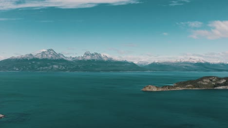 Ruhige-Landschaft-Mit-Bergen-Und-Meer-In-Feuerland,-Argentinien,-Patagonien---Drohnenaufnahme