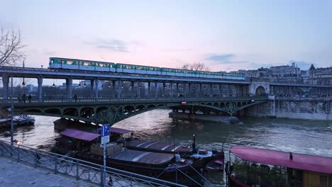 Zug-Fährt-Bei-Sonnenuntergang-über-Die-Bir-Hakeim-Brücke-über-Die-Seine,-Paris,-Frankreich