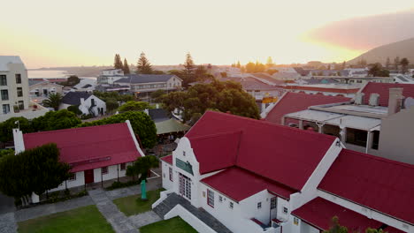 Museo-Icónico-De-Ballenas-Y-Museo-Fotográfico-Huis-De-Wet-En-Hermanus,-Vista-Aérea-Al-Atardecer