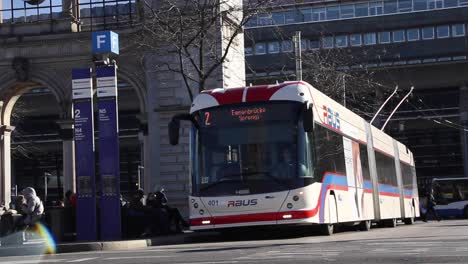 Un-Autobús-Público,-Frente-A-La-Estación-De-Tren-De-Lucerna,-Suiza.