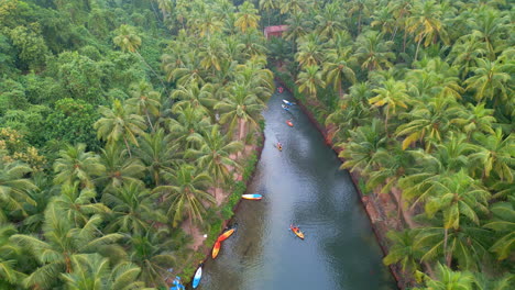 Luftaufnahme-Von-Cola-Beach-Mit-Palmen-Und-Bunten-Kajaks,-Goa,-Indien,-4K-Drohne