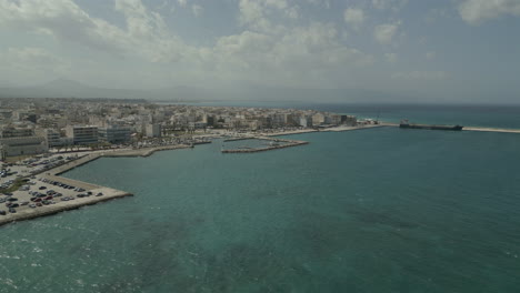 Un-Dron-Captura-La-Impresionante-Costa-De-Corinto,-Grecia,-Y-Ofrece-Una-Impresionante-Vista-Aérea-De-La-Belleza-De-La-Ciudad