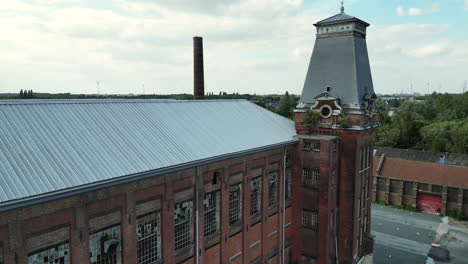 Antena-Hacia-Atrás-Alejándose-Del-Antiguo-Edificio-De-La-Fábrica-Con-Característica-De-Torre