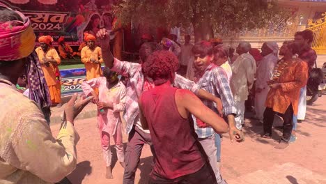 Toma-Pov-Muchas-Personas-Disfrutan-De-Dhulet-Y-Muchas-Personas-Bailan-En-El-Programa-Del-Festival-De-Colores