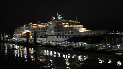 Hapag-Lloyd-Kreuzfahrtschiff-Im-Hafen-Von-Liverpool,-England,-Großbritannien-Bei-Nacht