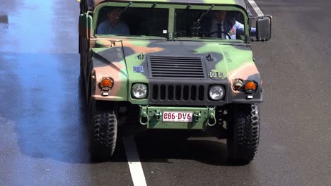 Camouflage-Militärfahrzeug-Fährt-Während-Der-Jährlichen-Anzac-Day-Parade-Tradition-In-Brisbane-City-Die-Straße-Entlang,-Nahaufnahme