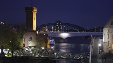 Descubra-El-Encanto-Romántico-De-Colonia-Por-La-Noche,-Con-Sus-Monumentos-Históricos-Y-Puentes-Iluminados-Que-Le-Dan-Un-Aire-Mágico-Al-Paisaje-Urbano.