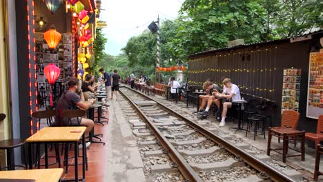 Turistas-Sentados-Y-Esperando-En-Los-Trenes-De-La-Ciudad