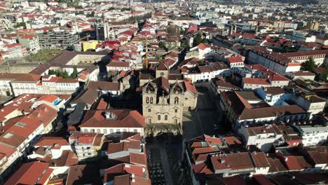 Fliegen-Sie-über-Das-Stadtzentrum-Von-Braga,-Portugal-08