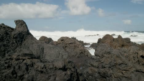 Zeitlupe,-Scharfe-Vulkangesteine-Im-Vordergrund,-Brechende-Meereswellen-In-Der-Nähe-Von-Punta-Negra,-Buenavista-Del-Norte,-Teneriffa,-Kanarische-Inseln-Im-Frühling