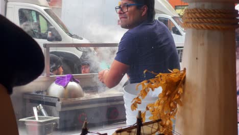 Street-Vendor-Cooking-Mussels-in-Brussels