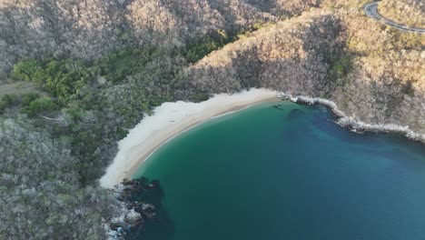 Luftaufnahme-Von-Bahia-El-Organo,-Einem-Unberührten-Strand-In-Huatulco,-Oaxaca,-Mexiko