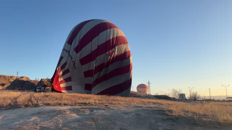 Luft-Aus-Dem-Heißluftballon-Kommt-In-Der-Savanne-An