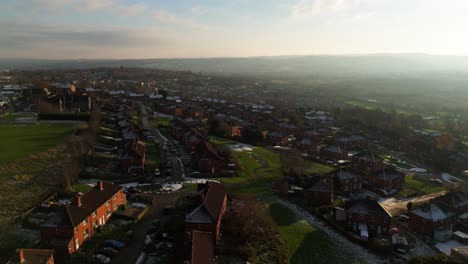 Die-Winteransicht-Aus-Der-Drohnenperspektive-Erfasst-Die-Typische-Britische-Städtische-Wohnsiedlung-Des-Dewsbury-Moore-Council-Estate-Mit-Reihenhäusern-Aus-Rotem-Backstein-Und-Dem-Industriellen-Yorkshire