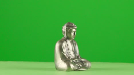 Buddha-Metall-Eisen-Statue-Figur-Miniatur-Japan-Kamakura-Kyoto-Daibutsu-Auf-Grünem-Hintergrund-Chroma-Key-Hintergrund-Ersatz-Hintergrund-Objekt-In-Einem-Plattenspieler-3D-Drehschleife
