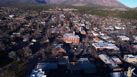 Luftaufnahme-Der-Innenstadt-Von-Flagstaff,-Arizona,-USA,-Gebäude-Und-Landschaft-An-Einem-Sonnigen-Wintertag,-Drohnenaufnahme