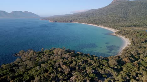 Cooks-Beach-–-Unberührter-Weißer-Sandstrand-Im-Freycinet-Nationalpark-In-Tasmanien,-Australien