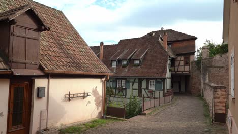 Riquewihr-Rezuma-Cuento-De-Hadas-A-Cada-Paso,-Y-Es-Difícil-No-Encontrarse-Señalando-Todo-Mientras-Camina-Por-Las-Calles.