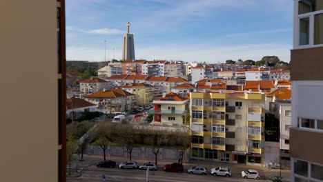 Cristo-rei-Entdeckt-Hinter-Hohen-Gebäuden-Stadtbild