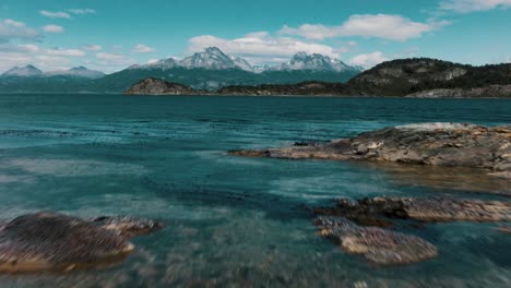 Flug-über-Die-Felsige-Küste-Von-Feuerland-In-Argentinien,-Patagonien