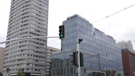 Una-Vista-Diurna-Del-Centrum-Marszałkowska,-Un-Edificio-En-Śródmieście-Północne,-Varsovia,-Polonia,-Encarna-La-Modernidad-De-Las-Ciudades-Europeas.