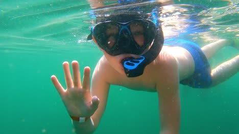 Schnorchler-Unter-Den-Meereswellen-In-Die-Kamera-Beim-Schwimmen-In-Marsa-Alam,-Ägypten