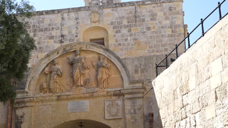 Mdina-Gate-or-Vilhena-Gate-in-Malta-with-old-Architecture-facade-during-sunny-day,-close-up-panning-shot