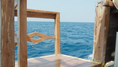 Private-Holzbootstour-Zur-Seelandschaft-Der-Insel-Komodo-In-Indonesien