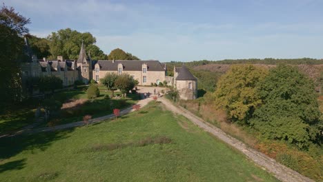 Tourists-in-Castle-Park-Rochefort-en-Terre,-Brittany-in-France