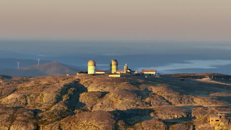 Verlassene-Radartürme-Des-Observatoriums,-Torre,-Covilhã,-Portugal