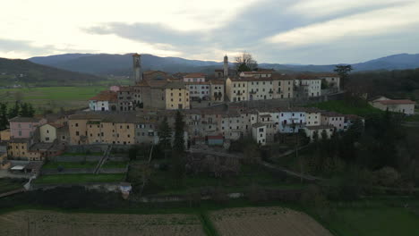 Colores-De-La-Tarde:-Monterchi-Desde-El-Cielo-En-La-Provincia-De-Arezzo,-Italia