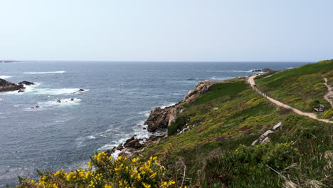 Paisaje-Marino-De-La-Costa-De-Coruña-Con-Ruta-De-Senderismo,-Suave-Panorámica-Hacia-La-Derecha