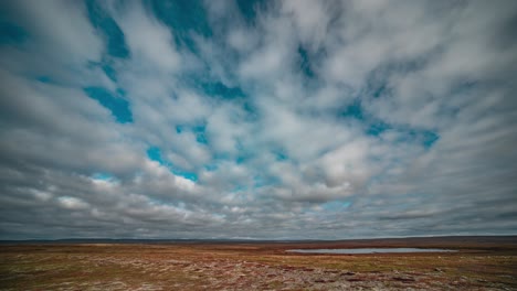 Nubes-Tormentosas-Giran-Sobre-La-Tundra-Otoñal