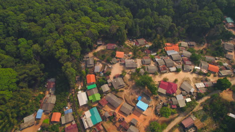 Pueblo-Rural-De-Chabolas-Tropicales-En-Tailandia-Al-Atardecer