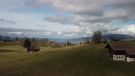 Flug-über-Die-Schweizer-Landschaft,-Den-Wunderschönen-Thunersee,-Aeschi-Bei-Spiez