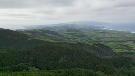 Luftaufnahme-über-Grüne-Berge-Und-Das-Meer-Auf-Den-Azoren,-Portugal