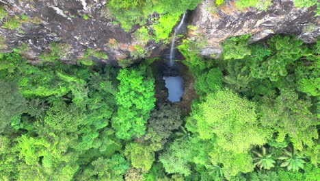 Herabsteigend-über-Den-Oque-Pipi-Wasserfall,-Wobei-Das-Wasser-Auf-Der-Insel-Príncipe-In-São-Tomé,-Afrika,-Einen-See-Bildet