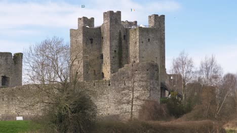 Trim-Castle-On-The-South-Bank-Of-The-River-Boyne-In-Trim,-County-Meath,-Ireland
