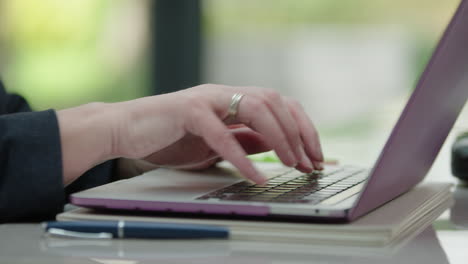 Nahaufnahme-Der-Hände-Einer-Frau,-Die-Im-Homeoffice-An-Einem-Laptop-Arbeitet