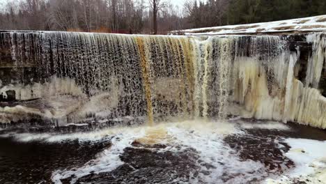 Estonia,-Vista-Panorámica-De-La-Cascada-Jägala-Y-El-Río-Jägala,-Parque-Forestal-Natural-Cerca-Del-Golfo-De-Finlandia,-Imágenes-De-La-Naturaleza-De-Drones